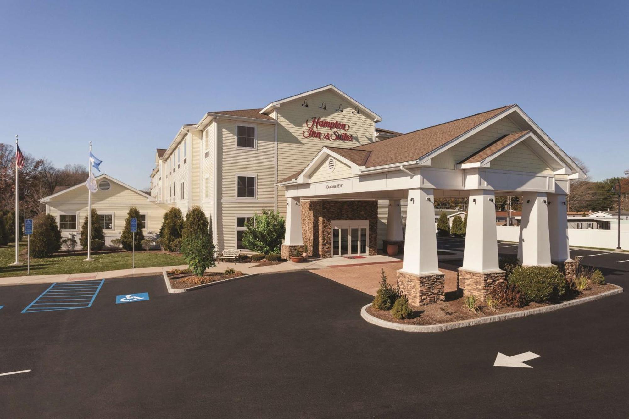 Hampton Inn & Suites Mystic Exterior photo