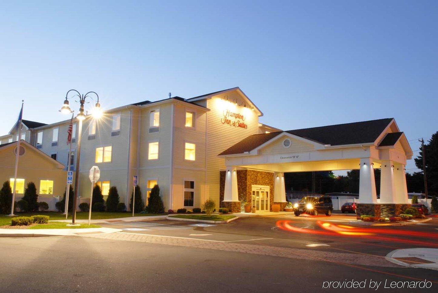 Hampton Inn & Suites Mystic Exterior photo